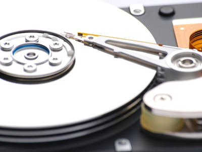 Auch wenn der Computer nicht mehr startet können wir in der Regel noch alle Bilder und Dokumente sichern. Wir führen die Datenrettung professionell durch. Dabei lassen wir die Original-Datenträger unverändert um im Zweifel auch eine Datenrettung im IT-Labor durchführen zu können.