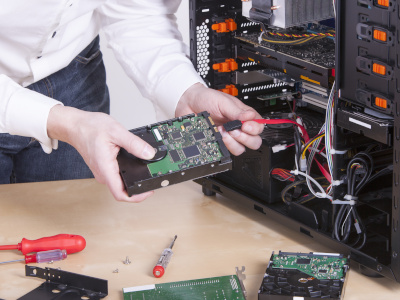 Wir führen die PC Reparatur professionell durch. Wir reparieren jeden Computer, auch wenn Sie den bei Mediamarkt, Saturn oder im Internet gekauft haben. Standard-Ersatzteile wie Festplatten, SSD, Arbeitsspeicher (RAM) und Netzteil haben wir sofort verfügbar im Lager. Prozessoren, Mainboard und Grafikkarten bestellen wir kundenindividuell und bauen diese ein.